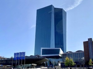 ECB Banco Central Europeo - ArquiTravel - Wolf D. Prix - COOP HIMMELB (L) AU - Fráncfort del Meno - Alemania - Arquitectura Deconstructivista