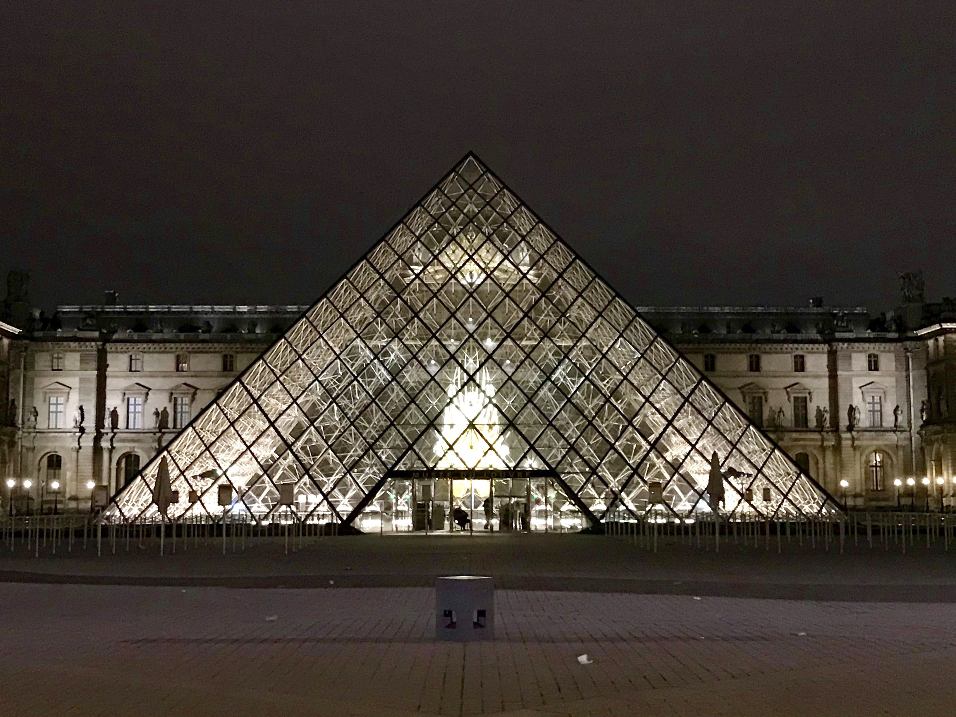 Pirámide del Louvre - ArquiTravel - I.M. Pei - París - Francia - Arquitectura High-Tech