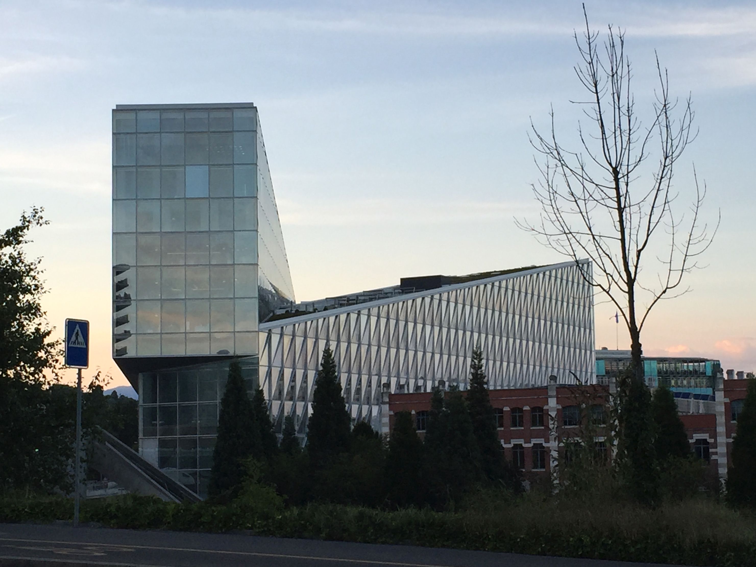 Sede de JTI (Japan Tobacco International) - ArquiTravel - SOM Skidmore, Owings & Merrill - Ginebra - Suiza - Arquitectura Vanguardista