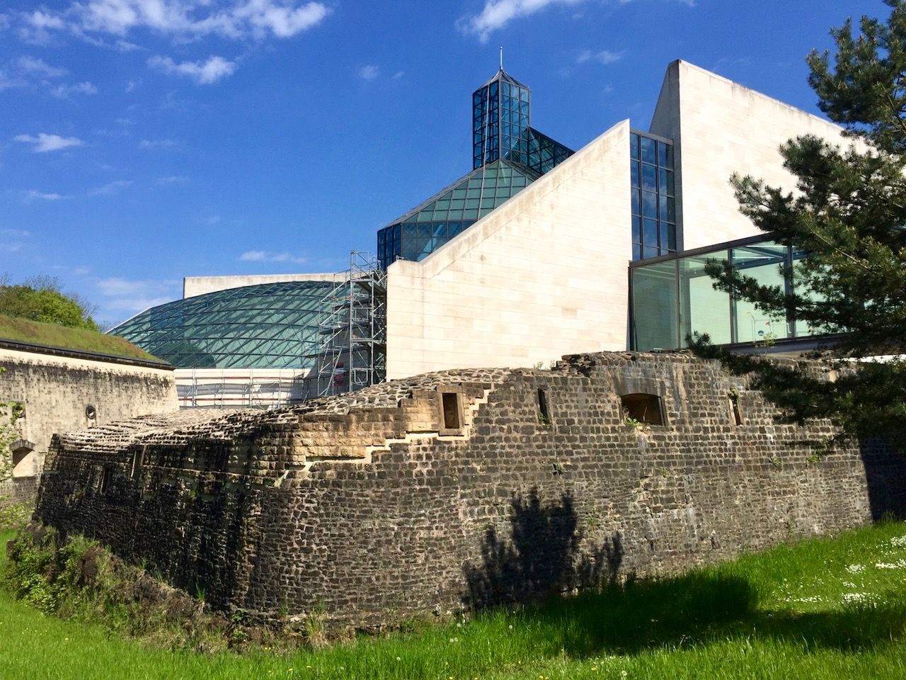 Museo de Arte Moderno Gran Duque Juan - ArquiTravel - I.M. Pei - Luxemburgo - Arquitectura Contemporánea