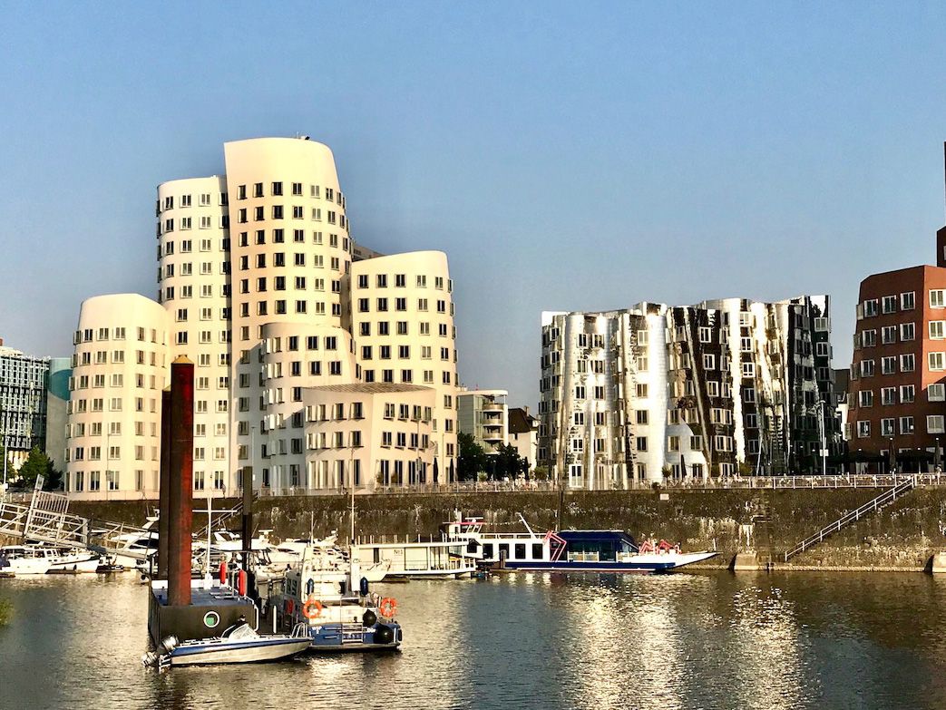Nuevo Zollhof - ArquiTravel - Frank Gehry - Düsseldorf - Alemania - Arquitectura Deconstructivista
