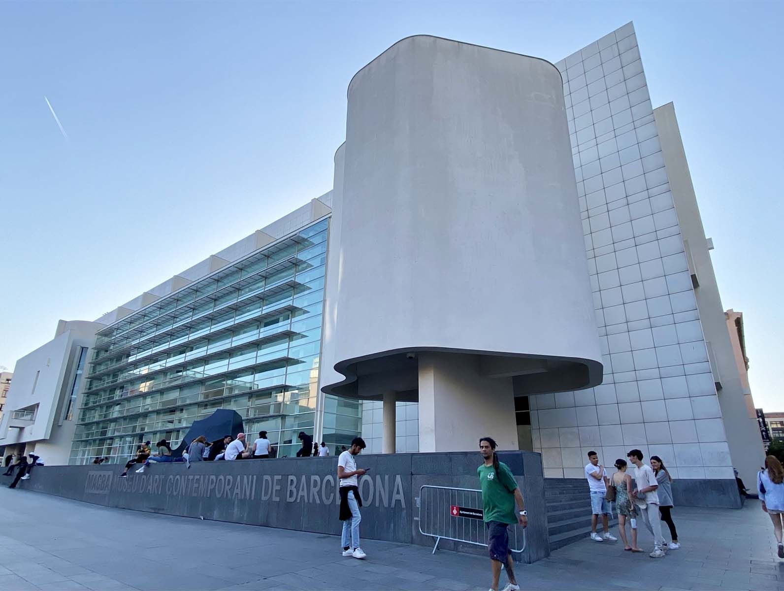 MACBA Museo de arte contemporáneo de Barcelona - ArquiTravel - Richard Meier - Barcelona - España - Arquitectura Minimalista